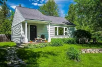 Gorgeous Freshly Remodeled Resort Home Steps From Lake