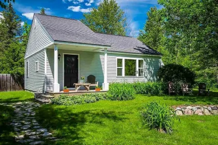 Gorgeous Freshly Remodeled Resort Home Steps From Lake