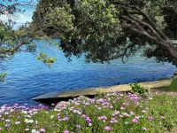 ‘BAYHAVEN’ on the waters edge at beautiful McKenzie Bay, Whangarei Heads Hotels in Whangarei Heads