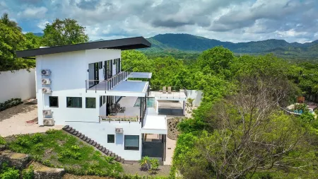 Stunning new 4-bedroom ocean view modern beach home overlooking Flamingo Marina. Отели рядом с достопримечательностью «Плайя Потреро, Коста-Рика»