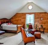 Secluded in the City, "Downtown Studio Steps from Beach & Adventure