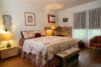 Private Respite Breathe Deeply Cabin with Garden, SwimSpa/Hot Tub, Fire Pit
