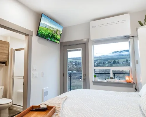 Lake Okanagan Beach Condo w/ Private Buoy, AC, Heated Outdoor Pool, Patio, Sups โรงแรมในเวอร์นอน