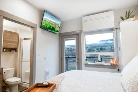 Lake Okanagan Beach Condo w/ Private Buoy, AC, Heated Outdoor Pool, Patio, Sups Отели рядом с достопримечательностью «Alexis Park»