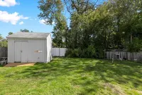 Updated ranch Home 4 minutes from the beach on a quiet end street. Отели рядом с достопримечательностью «Йель Запад Кампус»
