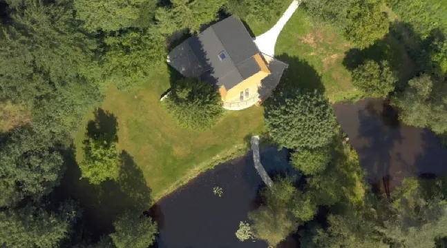 Magnificent chalet on a green island. 2 ponds, private sauna and jacuzzi