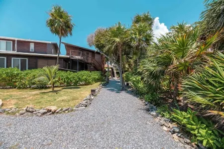 Oceanview Bird's Nest Studio at Paradise Point Отели в г. First Bight