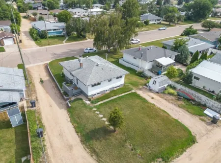 Chic 4-bedroom, 2-bath home close to downtown and next to the river Отели в г. Драмеллер