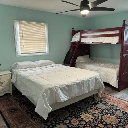 Charming 4-Bedroom Cottage on Fabulous Diamond Lake! Just Remodeled! WiFi & AC