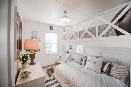 Historic Beach Cottage steps from the white sandy beach of Indian Rocks Beach