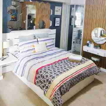 Manhattan plaza tower 1 araneta center cubao with Balcony, karaoke, netflix Rooms