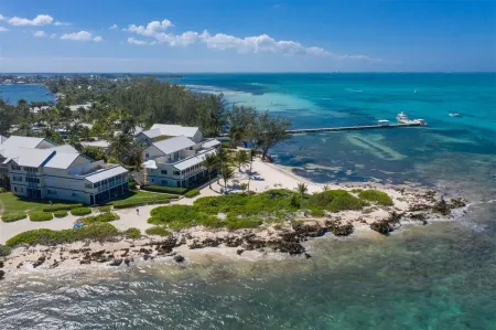 The Retreat #30, Beachfront Oasis at Rum Point Отели в г. Rum Point