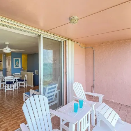 Beachy 2 Bedroom Coakley Bay Condo with AC, pool and backup generator.