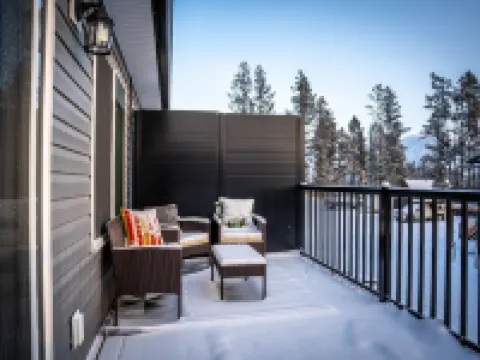 Mountain Views | Air Con | Garage | Large Deck | Nearby Trails | Parking インヴァーミアのホテル