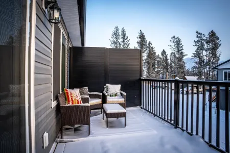 Mountain Views | Air Con | Garage | Large Deck | Nearby Trails | Parking