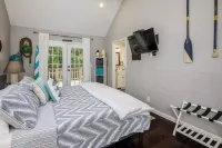 Lake Cottage + Party Dock + Fire Pit + Game Room + Loft Scoutland附近的飯店