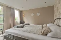 Spacious luxury 4 person Chalet in the middle of the Veluwe Hotel di Hoenderloo