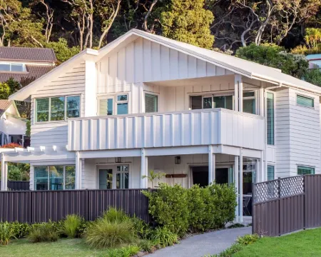 luxury beach flat,  MAXIMUM four people, No cleaning fee Hotels in Ohope