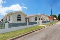 Bring the whole family to this great house with lots of room for fun. 住宿飯店