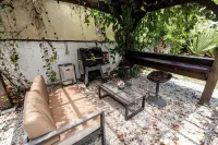 Expansive Paradise with Private Jacuzzi and Tropical Patio Hotels in Bucana