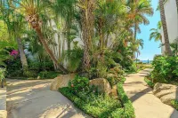 Stunning Oceanfront Condo with Pool in Mira Vista