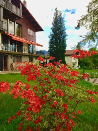 New apartment, superb lake and mountain views.