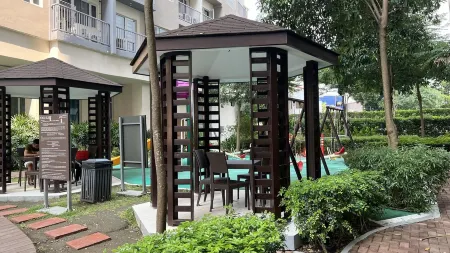 Luxurious Condo overlooking the pool