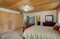 Mid-Island beauty! 5 minutes from shopping, dining and the beach.