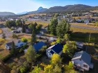 Sunny Mountain Farmhouse with Outdoor Cedar Sauna Hotels in Coleman