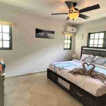 Sea Turtle Condo 2 Bdr-2 Bth in Palm Beach Area, walking distance to the beach. Rooms