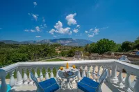 Luxury Villa with private pool in tranquil setting Hotels in Kefallinia