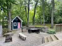 Updated Cottage in Southcott Pines, Grand Bend. Steps to Sun Beach Pinery Provincial Park附近的飯店