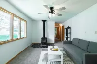 Relaxing Neighborhood Close To Trails, Parks, Lakes, Shops, Restaurants & More!