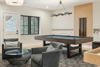 Wander Stowe Woods sleeps 12, w/gym/Workstations & pool, 6 Bedrooms