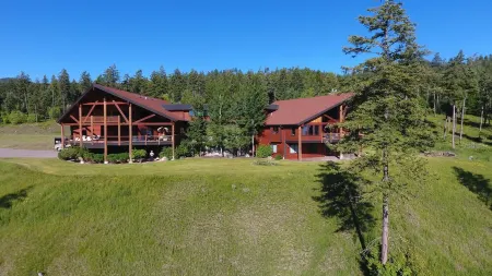 14,229sqft Estate on 8ac w/ 4100sqft Guest home TikiBar HotTub Overlooking GNP! Отели в г. Лейксайд