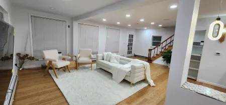 BEACH HOUSE, FIVE Minutes walk to the beach,  Very Spacious Отели в г. Лонг Бич