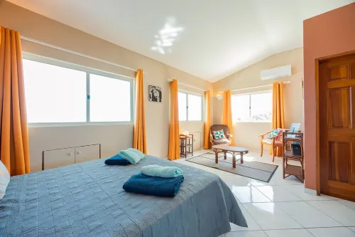 Villa Hoe by Tahiti Homes®. Swimming pool and sea view, ideal for a getaway for two! Hotels in Afareaitu