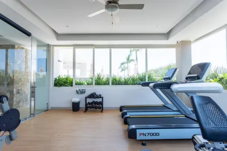 PAVILION 2BR, Rooftop Infinity Pool & Jacuzzi with AMAZING views of the ocean.