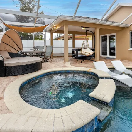 Poolside Paradise close to Clearwater 5br 2bath sleeps 12 with heated pool