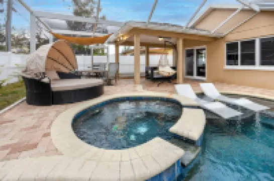 Poolside Paradise close to Clearwater 5br 2bath sleeps 12 with heated pool