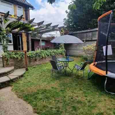 offering cheerfull and spacious rooms through this 3 bedroom semi detached house Hotel Exterior