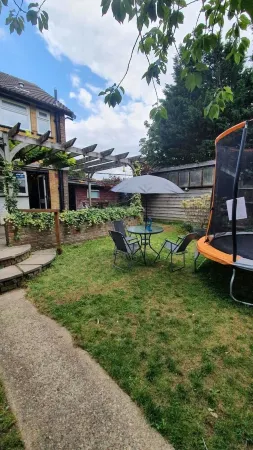 offering cheerfull and spacious rooms through this 3 bedroom semi detached house Отели рядом со станцией West Croydon