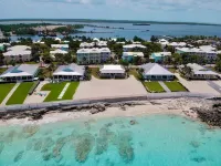 Beautiful Beach Front Villa in  Resort World Bimini Bahamas のホテル