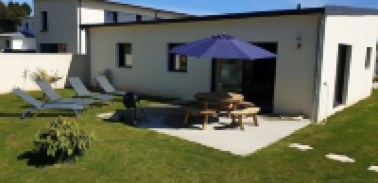 RECENT FLOOR HOUSE WITH CLOSED GARDEN NEAR THE BEACH