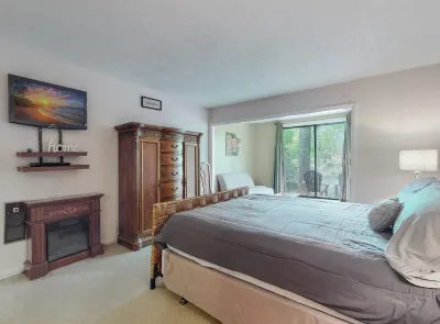 Cozy renovated townhome with mountain views in Sapphire, North Carolina! Hotels near Sapphire National Golf Club LLC