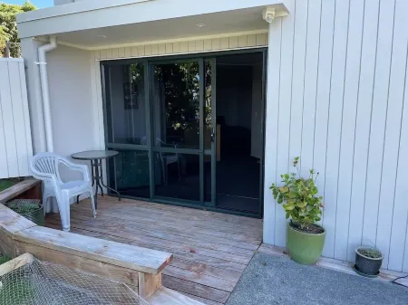 Quiet restful unit with seaviews Отели в г. Уангапараоа