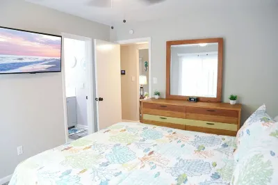 Ocean Breeze and the 19th Hole.  Your home away from home for BEACH and GOLF Các khách sạn gần Alabama Florida State line on the beach