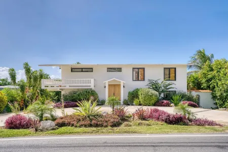 Purple Palace -Fully Renovated w/ Pool & Ocean View Отели в г. Ринкон