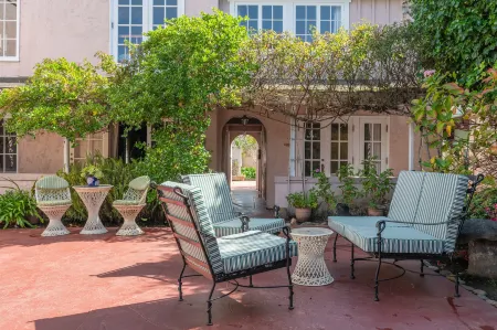 Martine Inn Отели рядом с достопримечательностью «Асиломар Бич Вью»