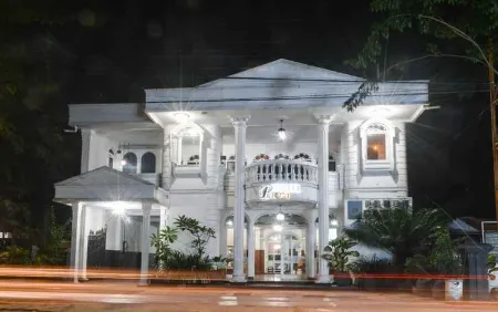 Hotel Patra Syariah Kebumen Отели в г. Kebumen Regency
